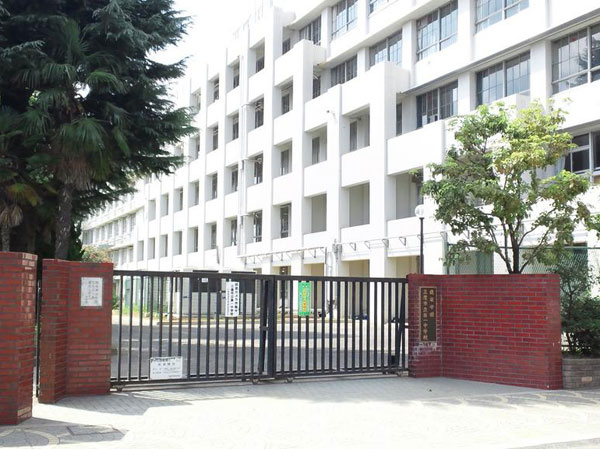 Surrounding environment. Mitaka Municipal first junior high school (19 minutes walk ・ About 1450m)