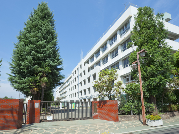 Surrounding environment. City first junior high school (a 20-minute walk / About 1560m)
