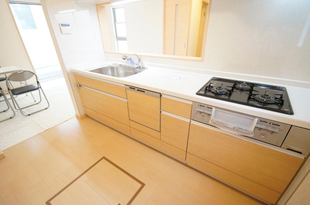 Same specifications photo (kitchen). Face-to-face kitchen that can cherish family and petting. (Example of construction)