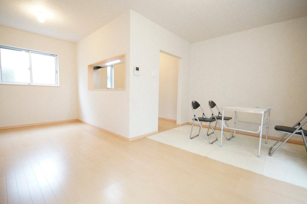 Same specifications photos (living). Open living gave birth a nice smile, Brightly, pleasant, And produce a healing space . (Example of construction)