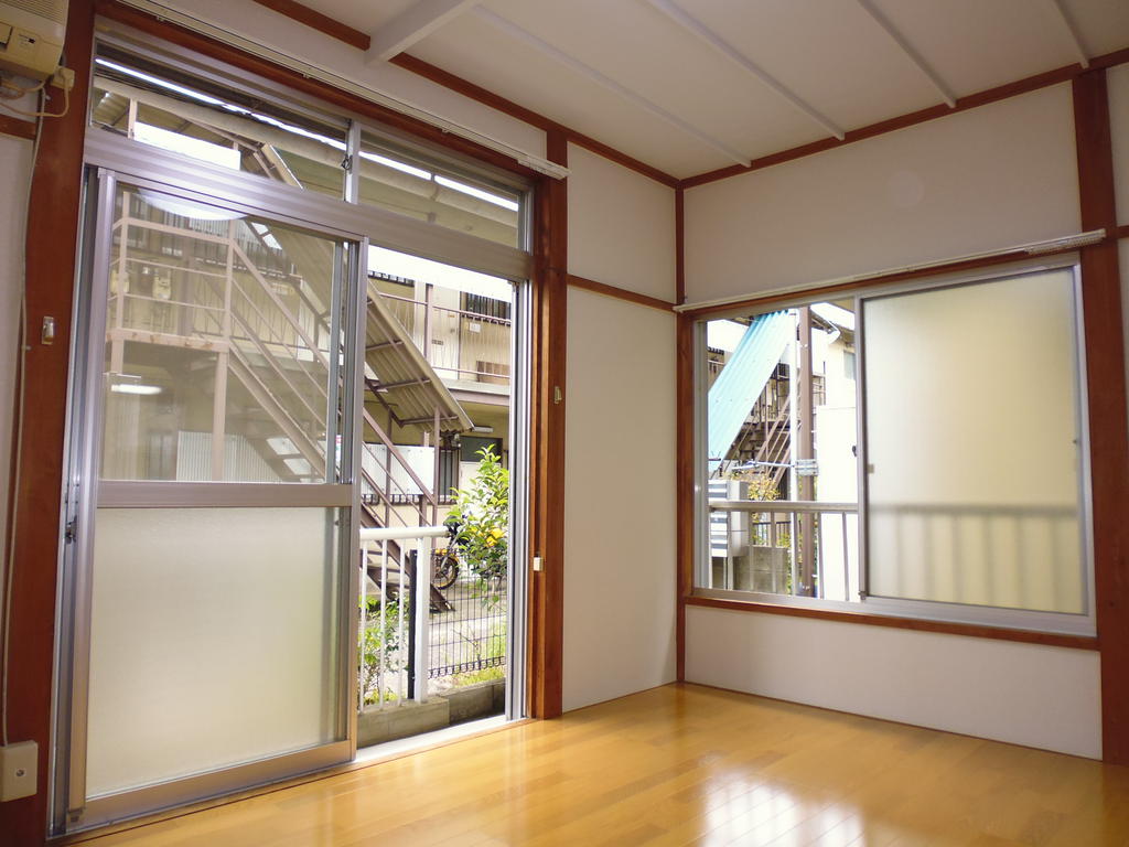 Living and room. Flooring new re-covered settled