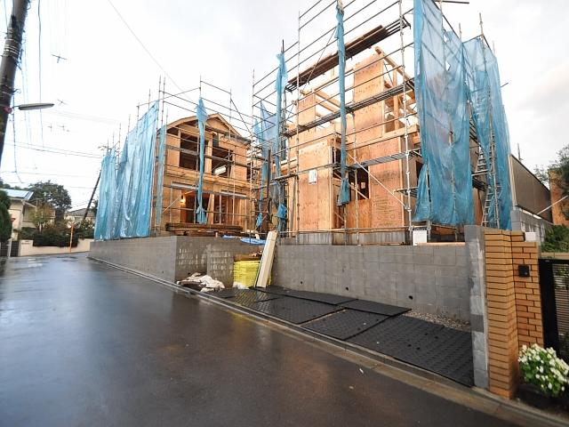 Local photos, including front road. Contact road situation