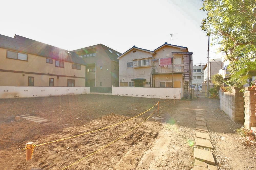 Local photos, including front road. Is a living environment with a calm of Kamirenjaku.