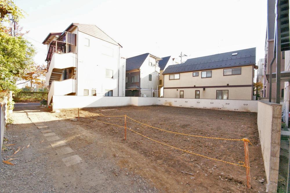 Local photos, including front road. Supermarkets and small, Junior high school is nearby, It is life easy location.