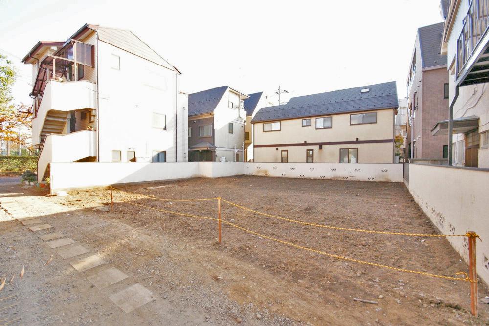 Local land photo. Mitaka City Kamirenjaku 8-chome, Limited two-compartment of sales areas. Bus use the center line "Mitaka" station, 13 minutes. A 2-minute walk from the bus stop. Because it is not with the building conditions, You can architecture in your favorite House manufacturer. There is reference plan.