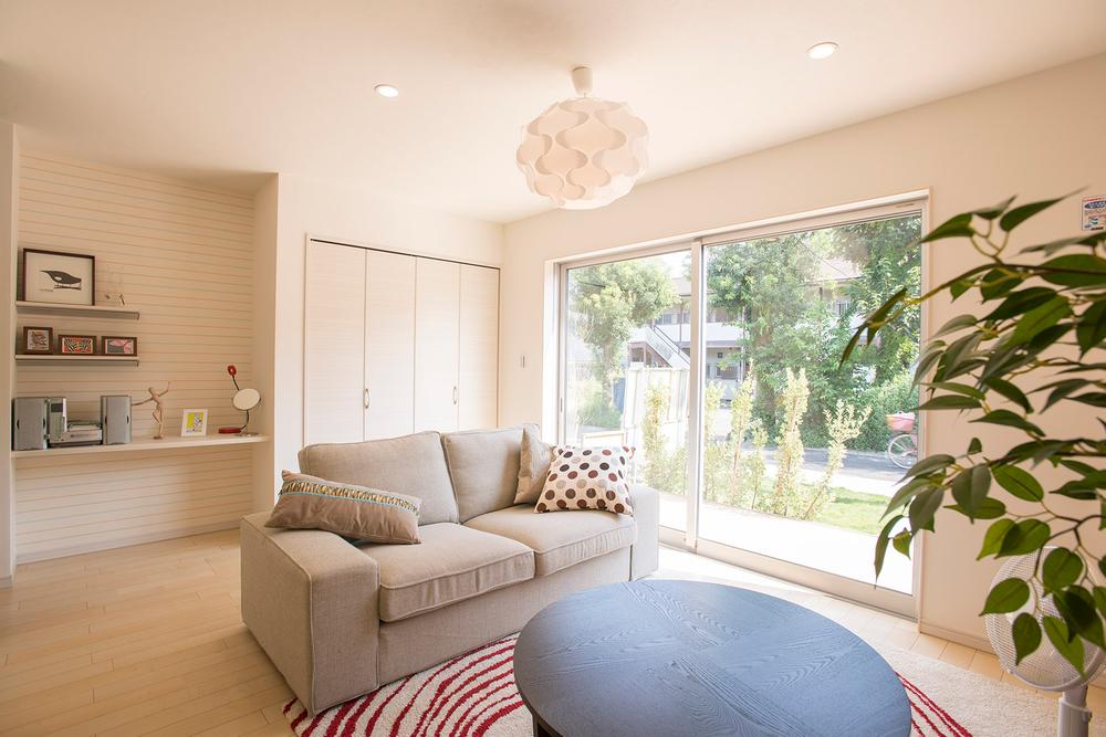 Living. Study counter is not put quite as well as you to put later.  Everyday use of PC Ya, Audio class. Study desk for children Ya, This is useful item that can use to meet the TPO, etc. instead ironing board of wife.