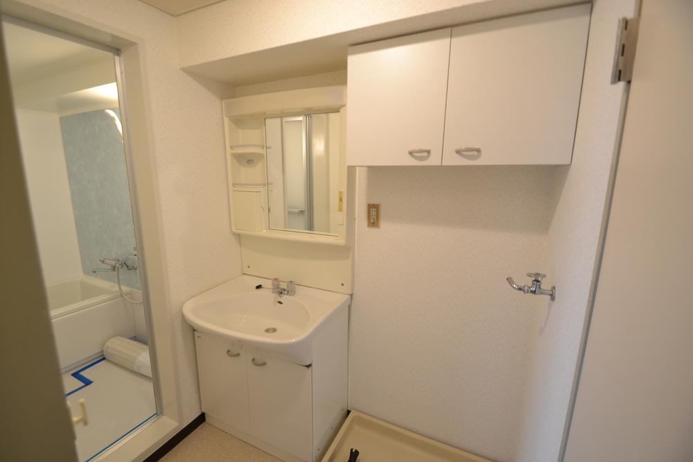 Wash basin, toilet. Room (August 2013) Shooting