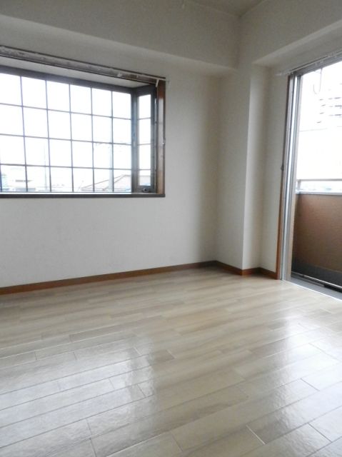 Living and room. Corner room two-sided lighting