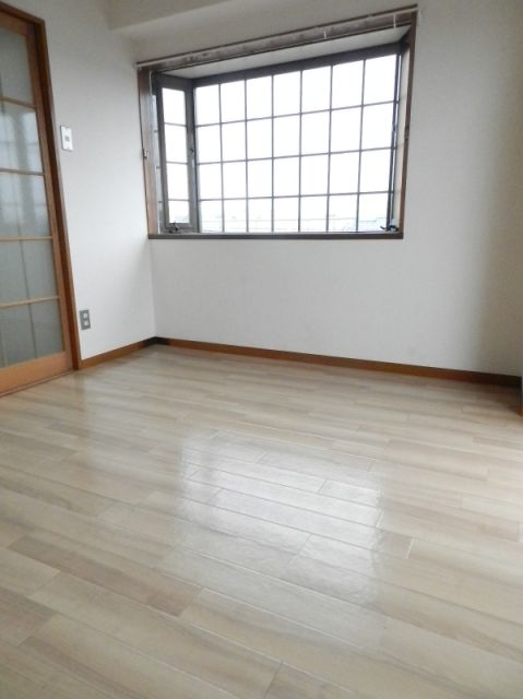 Living and room. With bay window