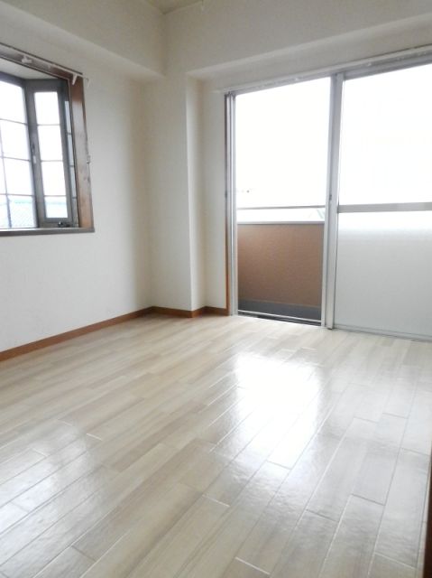 Living and room. Day is good