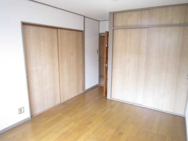 Living and room. Western style room Ceiling height storage K ・ Partition door to the Japanese-style room