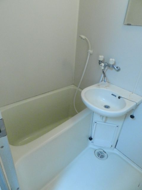 Bath. Gas stove 2 burners installed Allowed.