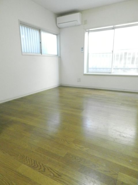 Living and room. 7 is a pledge of the spacious room