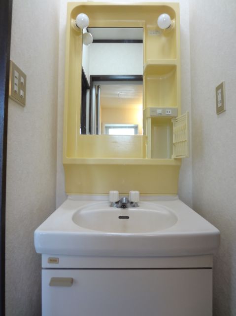 Washroom. Independent wash basin