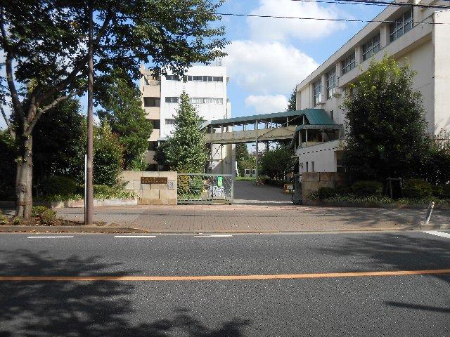 Junior high school. 680m to the first junior high school