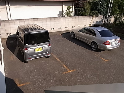 Building appearance. On-site parking