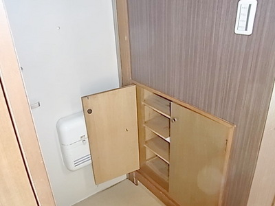 Entrance. Entrance ・ Shoebox