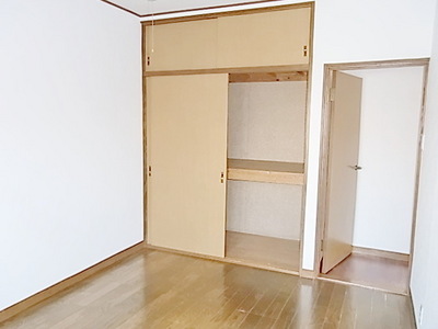 Living and room. Western-style 6 Pledge