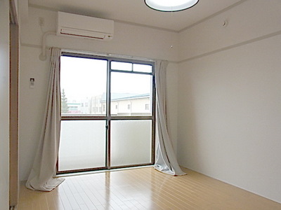 Other room space. Facing south Sunny Western-style 6 Pledge