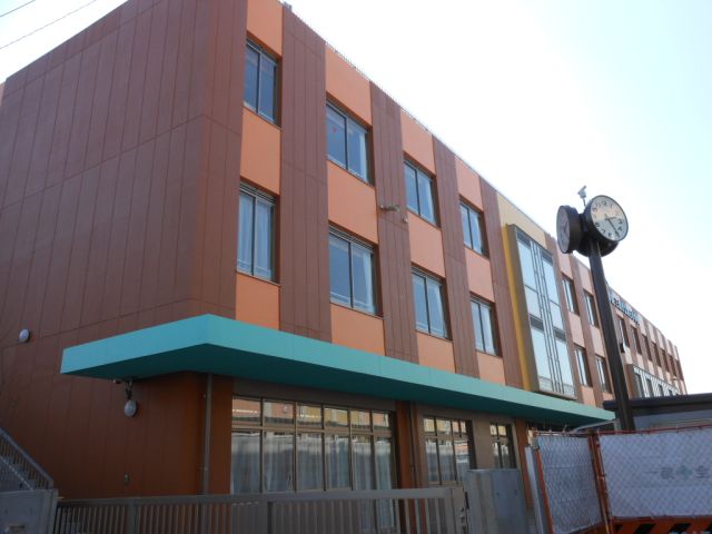 Primary school. 490m up to municipal third elementary school (elementary school)