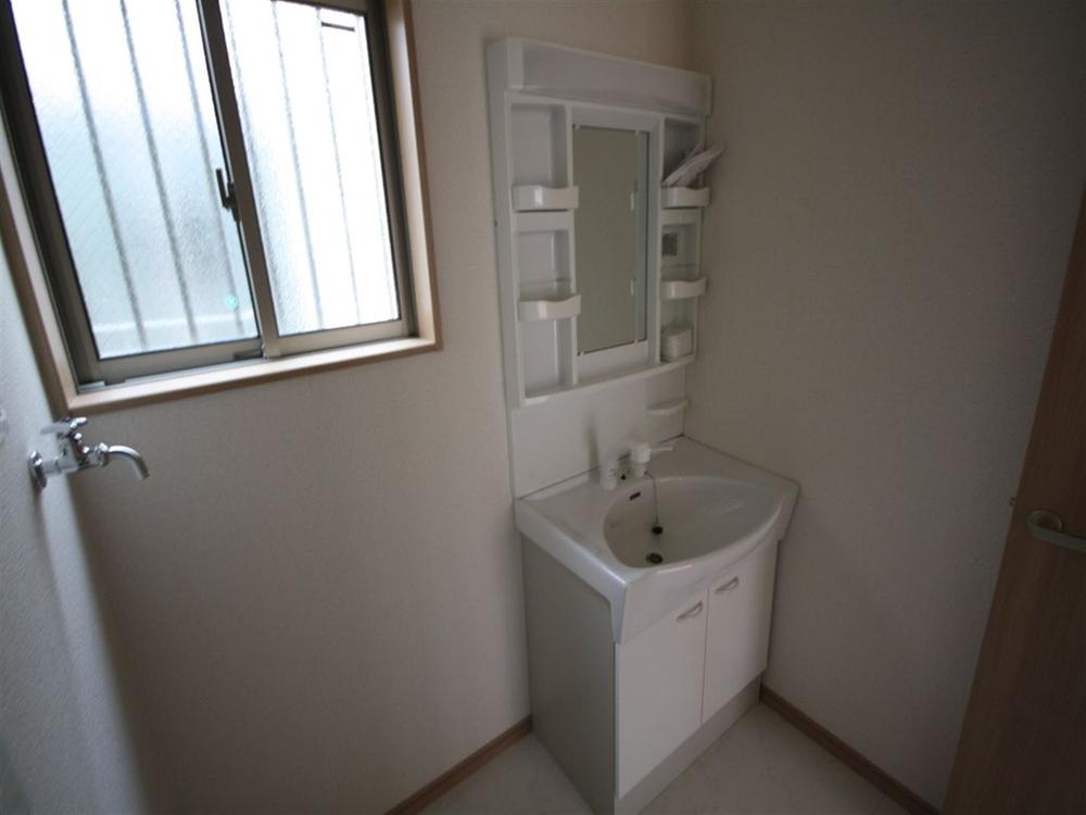 Wash basin, toilet. Seller construction cases