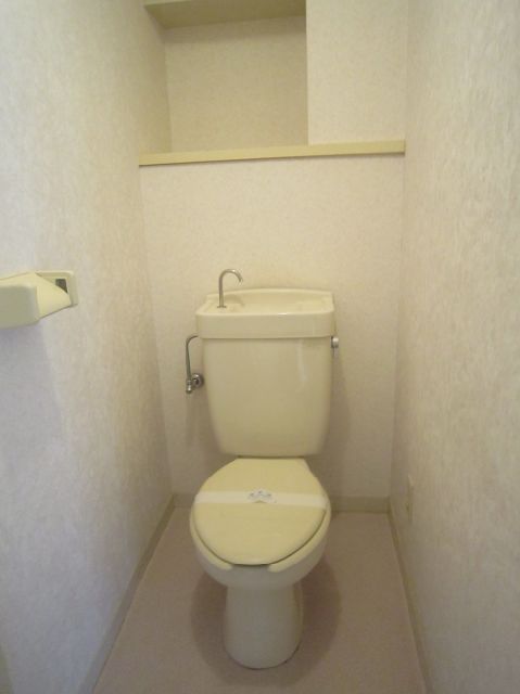 Toilet. bus ・ It is another toilet.