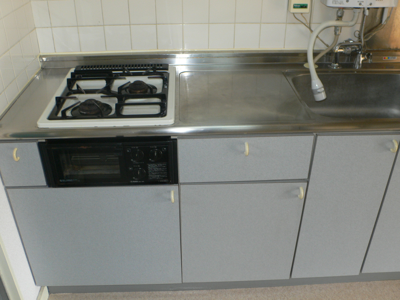 Kitchen. Two-burner stove There is space put a cutting board. 