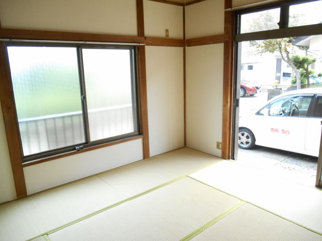 Living and room. Facing south ・ Per day is a good two-plane daylight