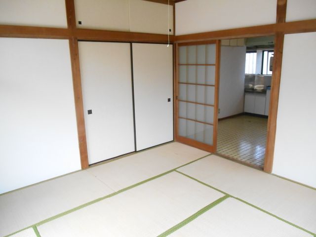 Living and room. Spacious is 8 quires of Japanese-style room