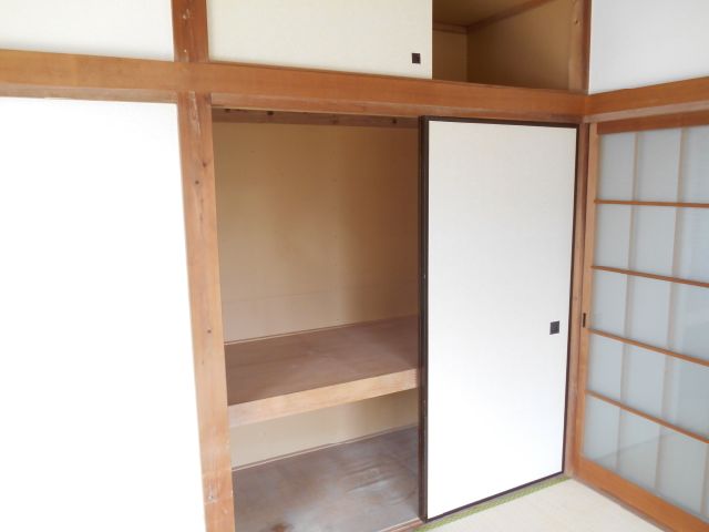 Receipt. With upper closet, It is a closet into a lot