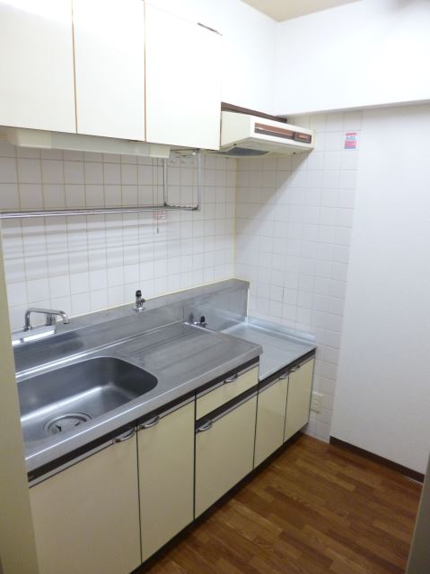 Kitchen. Two-burner stove can be installed