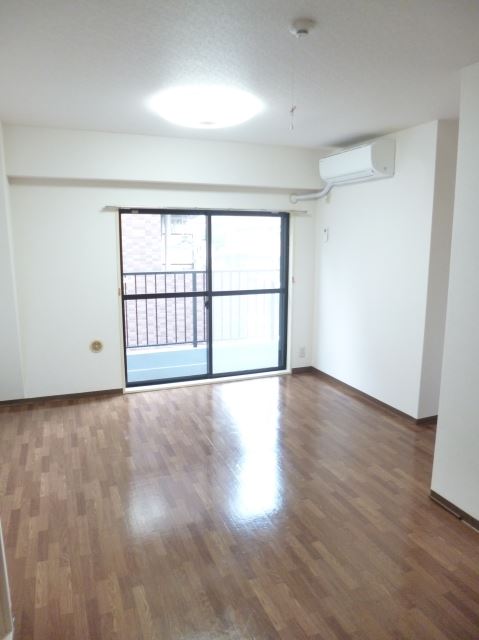 Living and room. Spacious living room 12 Pledge