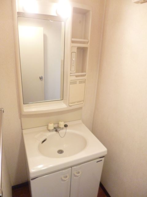 Washroom. Independent wash basin