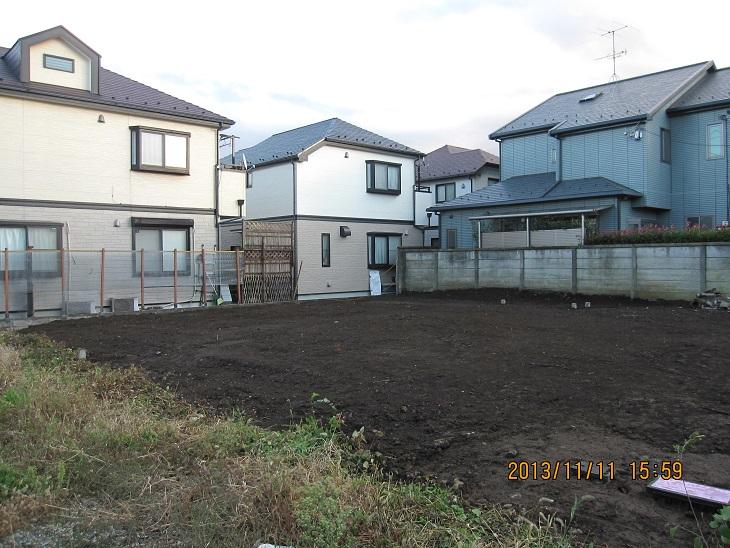 Local appearance photo. 2013 November shooting I empty the south side adjacent land is relatively space. 