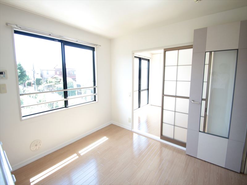 Living and room. It contains the warm sunlight from the south