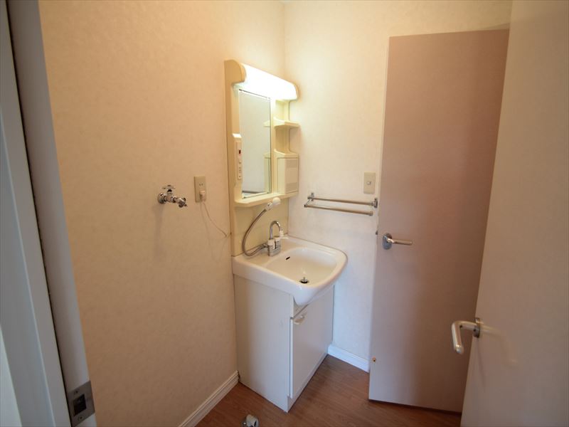 Washroom. Wash basin