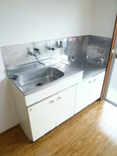 Kitchen. Gas stove can be installed