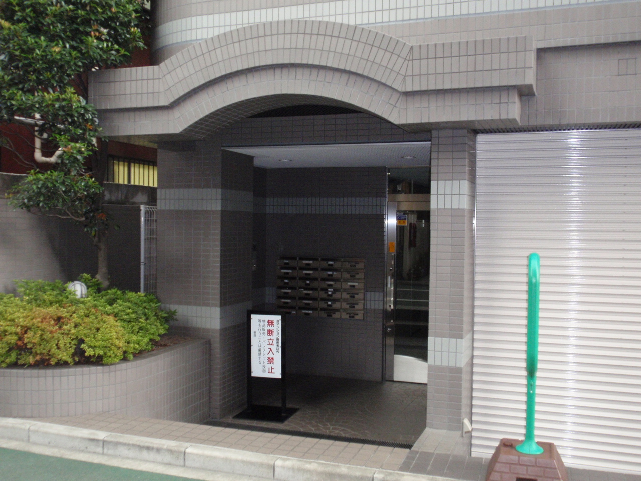 Entrance. Entrance appearance