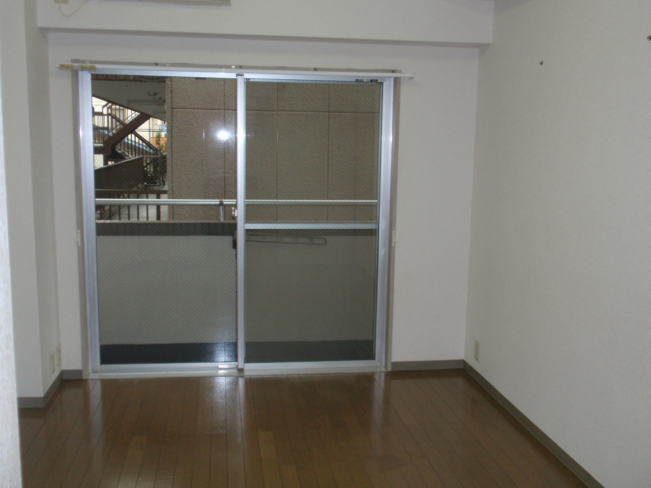 Living and room. Western-style 6 Pledge