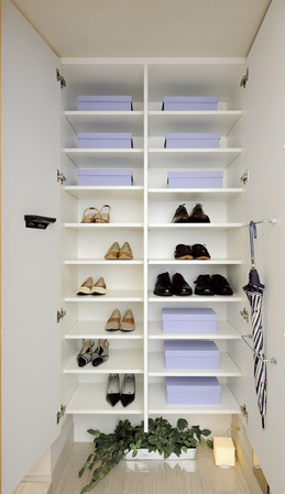 Receipt.  [Entrance storage] Footwear entrant design a width shoes are housed side-by-side efficiently standard. By creating a space between the shelves and the door, We have established the "umbrella hanging", "accessory tray" to Tobiraura. Since the movable shelf, Boots with a height can also be neat storage.  ※ B type, except for the shoes in the closet.