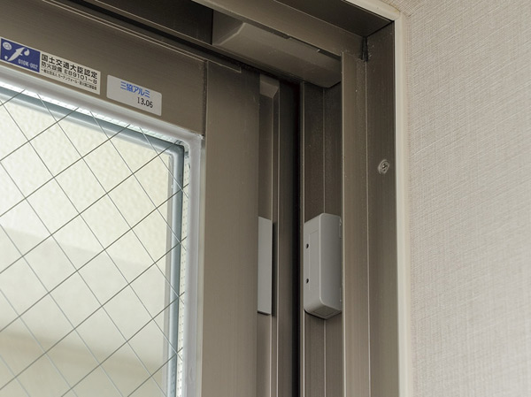 Security.  [All houses entrance door ・ Window (in part) with security sensors] Entrance door of each dwelling unit, Set up a crime prevention sensor to part of the window. Problem to security company with an alarm and to sense the opening of the doors and windows in crime prevention when setting. (Same specifications)