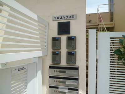 Security. Monitor with auto lock-conditioned peace of mind