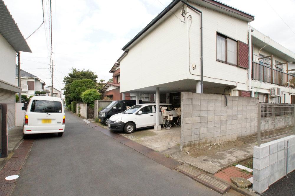 Local photos, including front road. Front road is less car street, Small children is also safe.