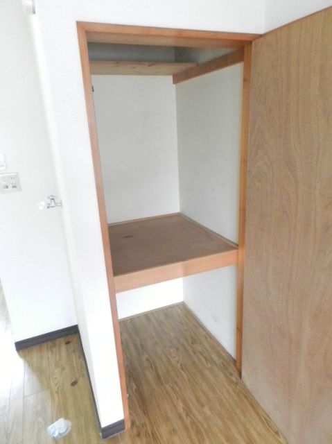 Receipt. Housing which is divided into two stages