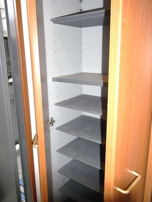 Entrance. Also equipped with a shoebox