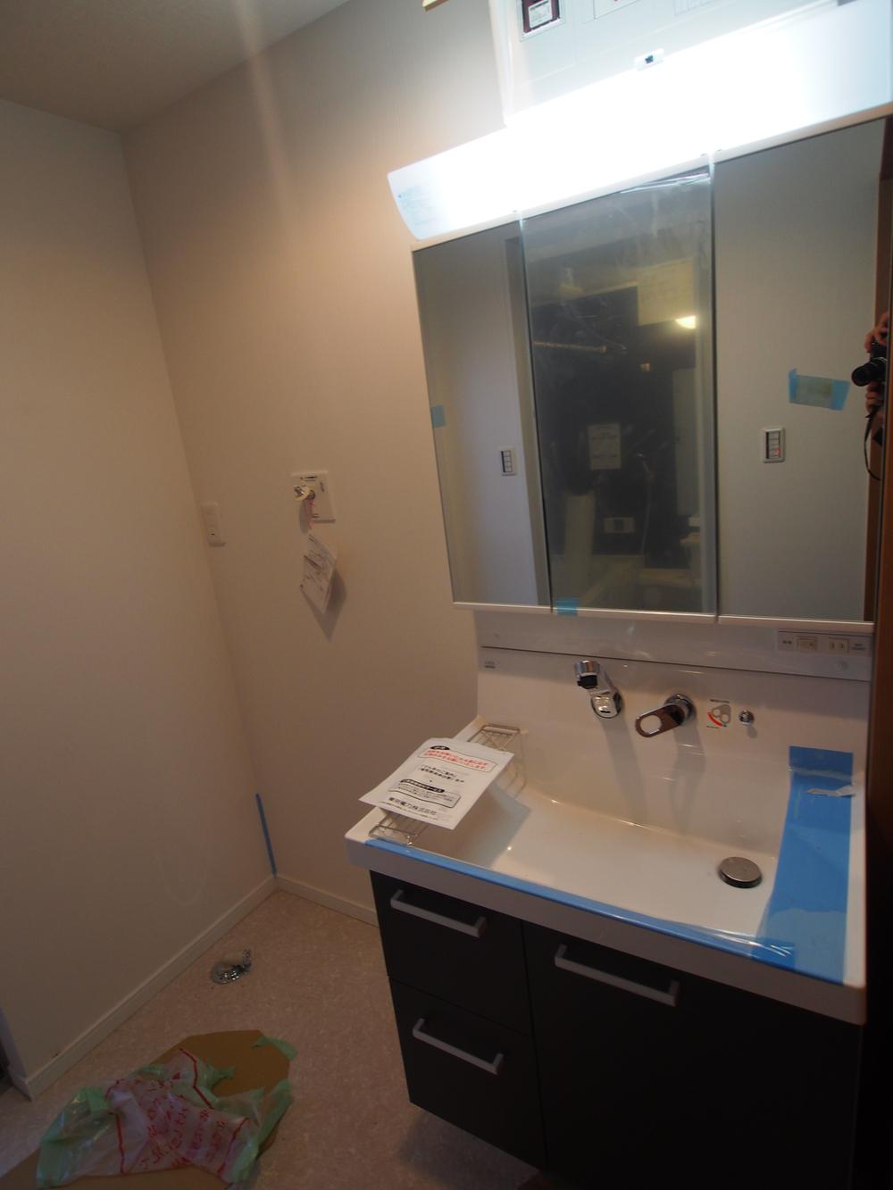 Wash basin, toilet. Indoor (12 May 2013) Shooting