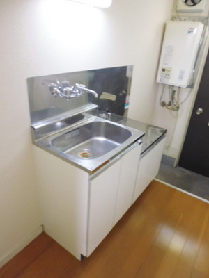 Kitchen. Two-burner stove can be installed