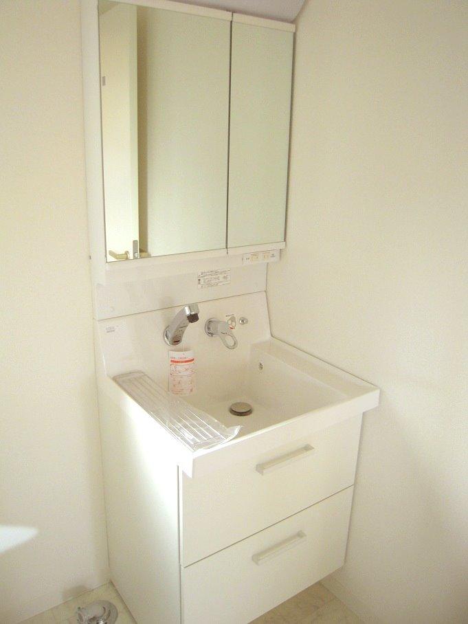 Wash basin, toilet. Indoor (12 May 2013) Shooting