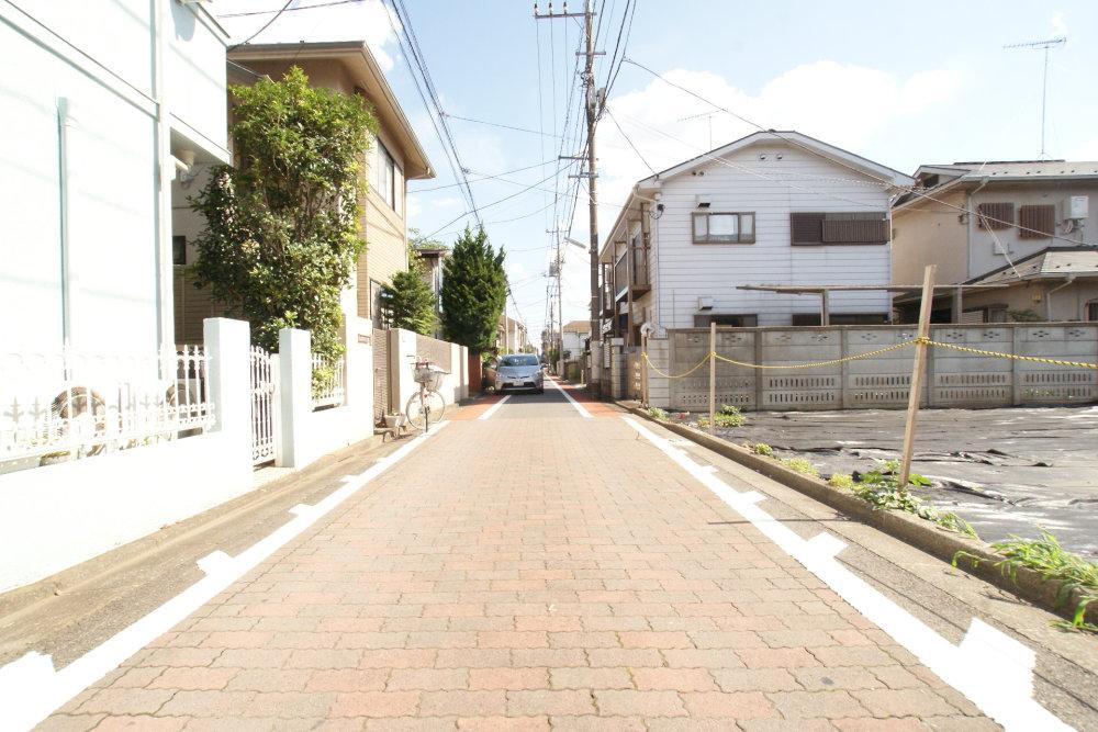 Local photos, including front road. Front road is less car street, Small children is also safe. 