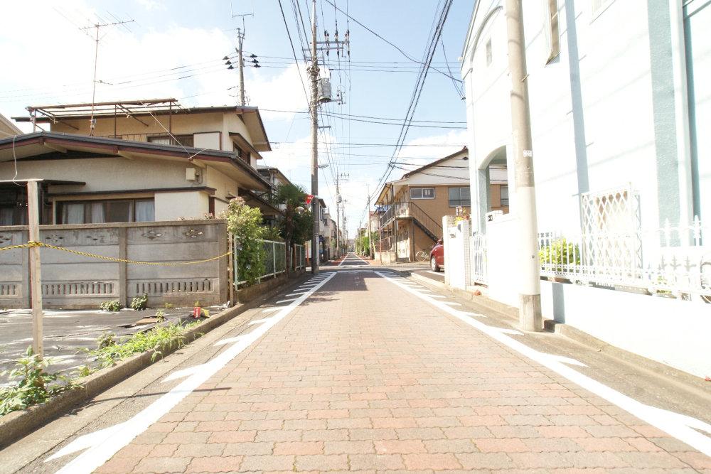 Local photos, including front road. Since the front road wide, And out of the car is also a breeze. 